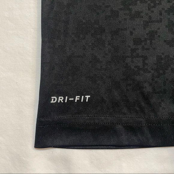 NIKE Boys Black Neon Graphic Swoosh Logo DriFit Tee 6 - Picture 2 of 5